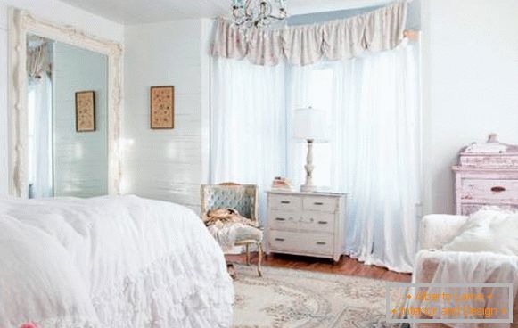 Pohištvo in dekor v slogu cheby šik v notranjosti spalnice