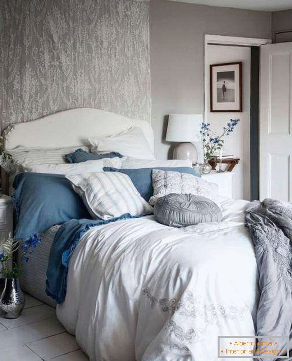 Shebbie elegantna spalnica s sivimi stenami, bela in modra dekoracija