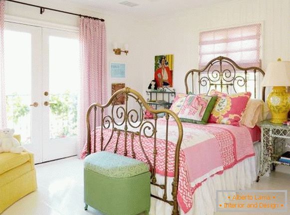 Notranjost spalnice v slogu Shebbie chic - fotografije v svetle barve