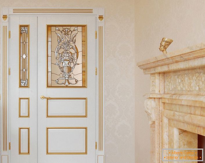 Zasnova vrat v slogu Art Nouveau je zmerno omejena in rafinirana. Bela barva platna harmonično združuje z zlatimi okrasnimi detajli.