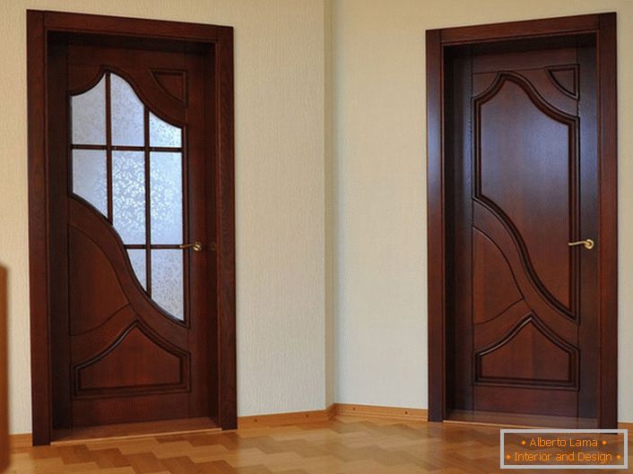Vrata v slogu Art Nouveau v preddverju hiše. Nekateri vodijo v dnevni prostor, drugi v kopalnico.