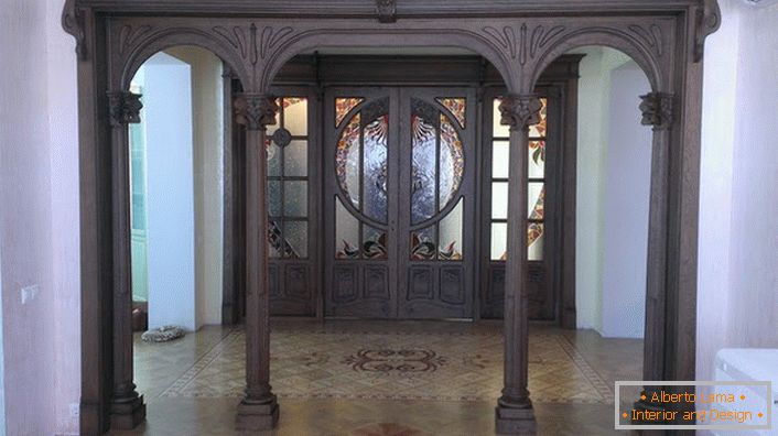 Vhodna vrata v slogu Art Nouveau so narejena iz temnih lesa dragega lesa. Dvorana s takimi vrati je videti slovesno in pompozno. 