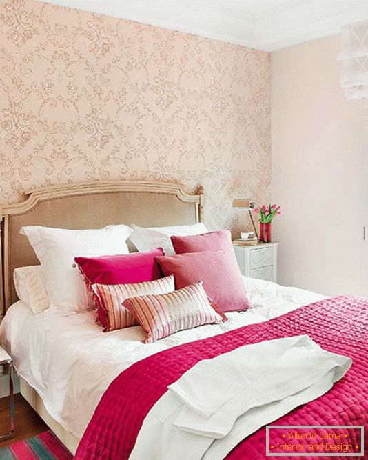 Kombinacija svetlo roza in šampanjec v oblikovanju postelje