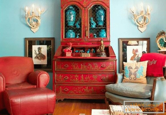 Bright bifeji v notranjosti dnevne sobe - fotografija v rdeči barvi