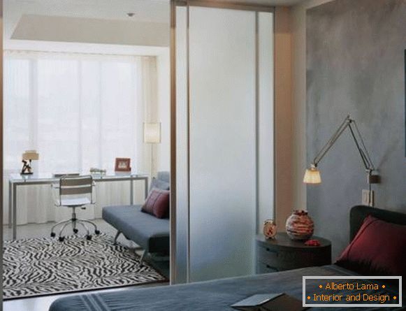 Steklena drsna vrata in predelne stene - fotografija v apartmaju