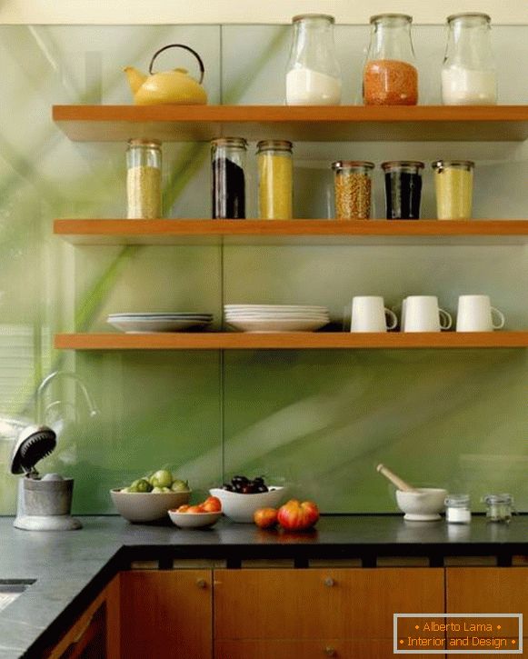 Fotografija kuhinje s steklenimi prevlekami prozorno