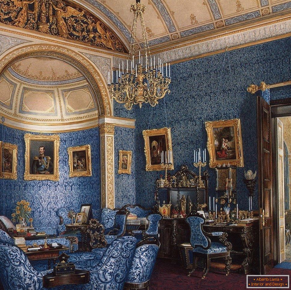 Notranjost z modrimi stenami in pohištvom