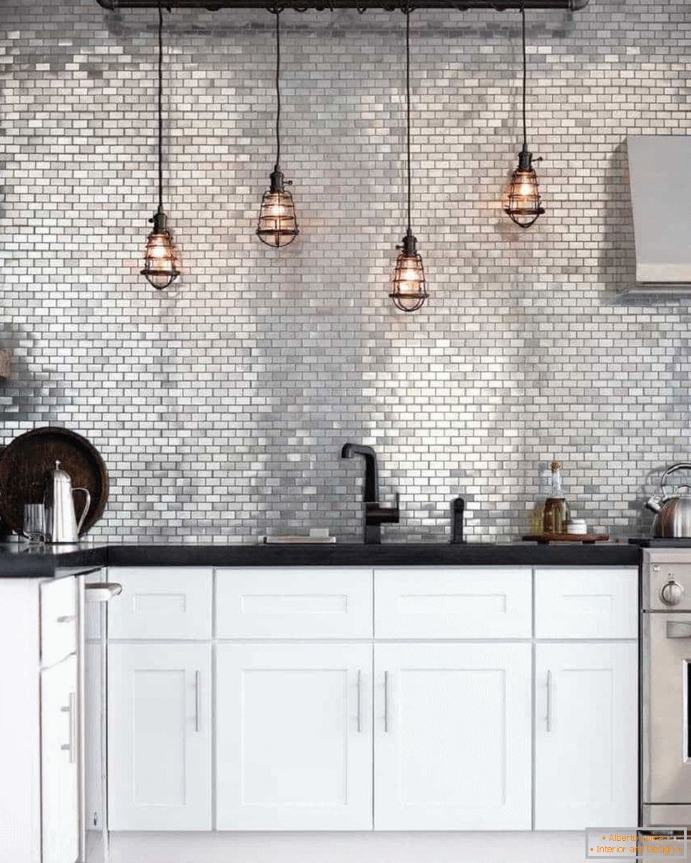 Kuhinja v stilu grunge s predpasnikom s srebrno barvo in retro svetilkami nad delovnim prostorom