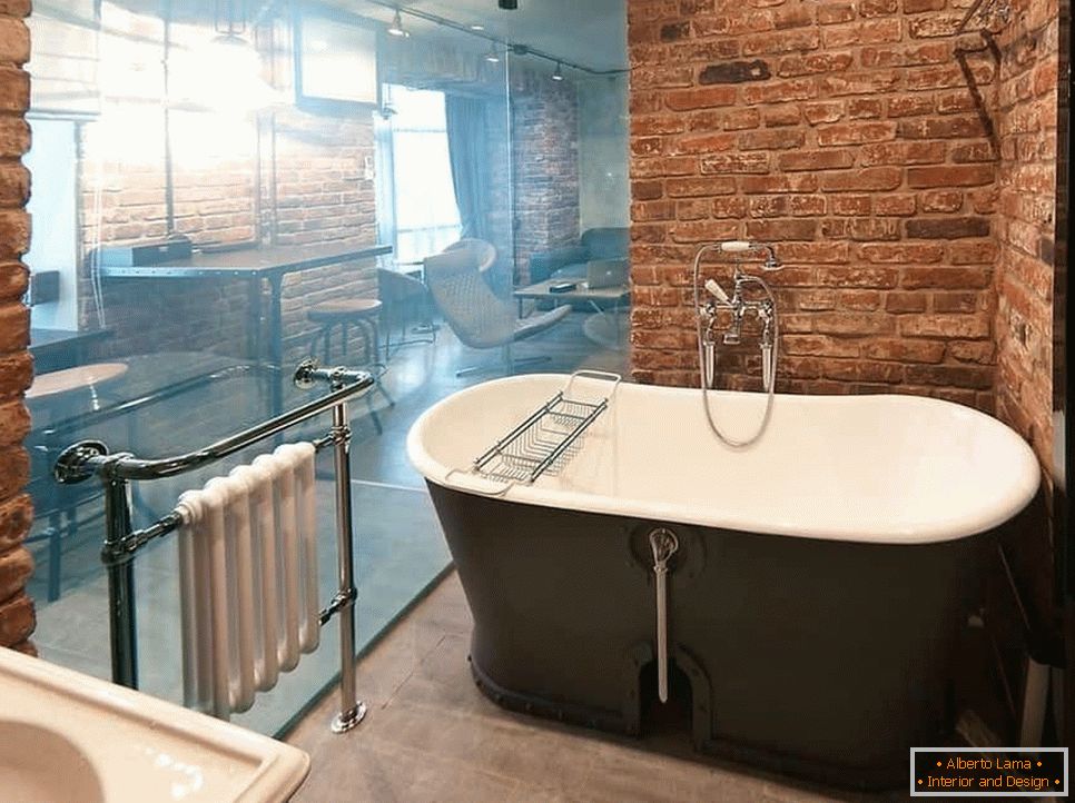 Luksuzna kopalnica s stekleno steno v stilu grunge