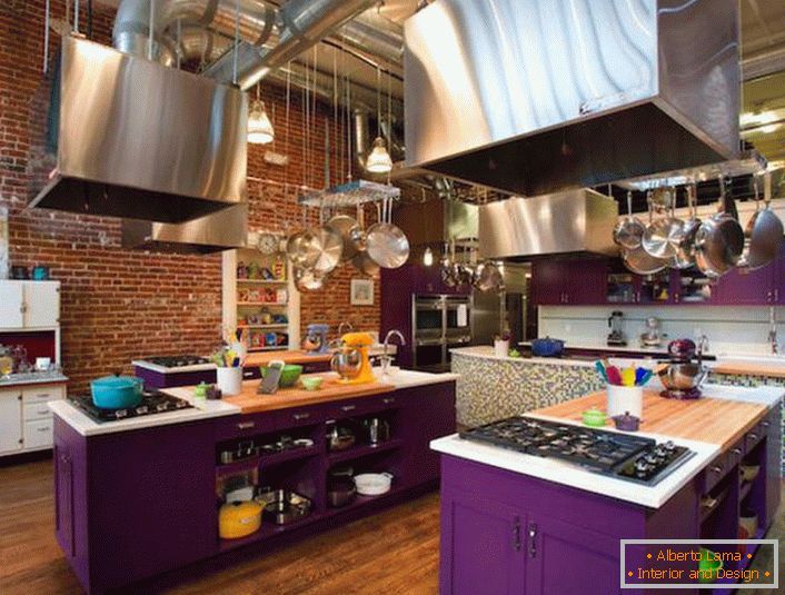 Kuhinja je svetlo vijolična - nenavadna rešitev za slog.