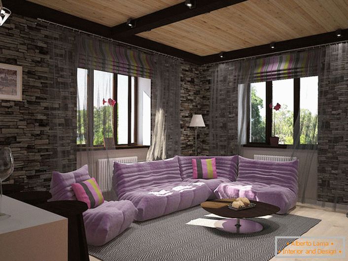 Projekt za udobno dnevno sobo v slogu podstrešja. Odlikovanje kamnitih zidov je harmonično združeno z mehkim, mehkomo-vijoličnim pohištvom.