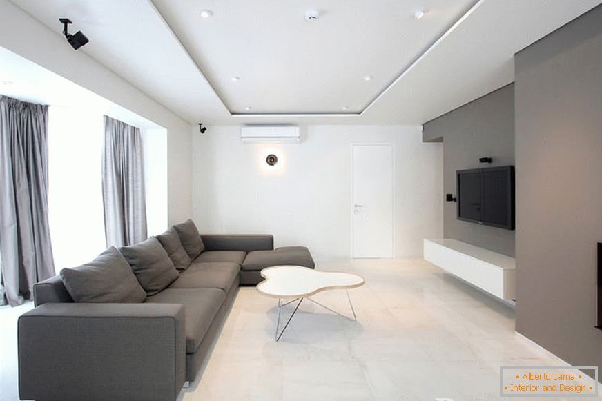 Asimetrična dnevna soba v minimalističnem slogu