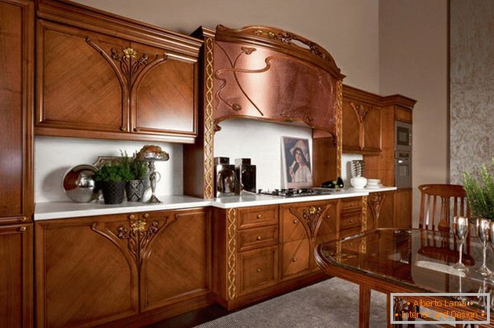 Veličasten primer kuhinje v slogu Art Nouveau. Pohištvo iz naravnega lesa naredi notranjost atraktivno in izvrstno.