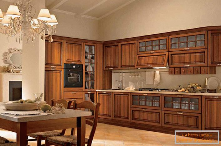 Kuhinja za kuhinjo v slogu Liberty je narejena iz naravnega lesa, kar je ena od osnovnih zahtev stilskega koncepta. 