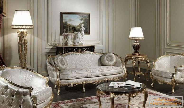 Soba z luksuznim svetlim pohištvom in pozlačevanjem