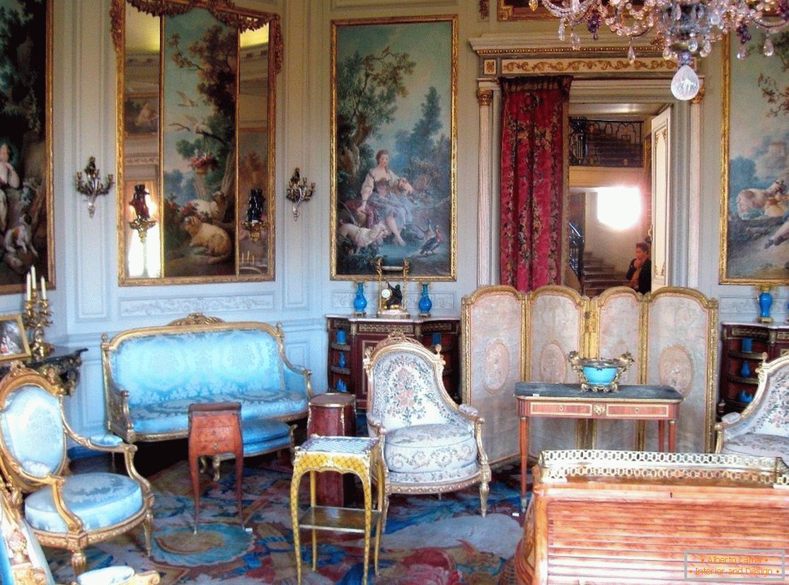 Dvorana s slikami in elegantnim pohištvom