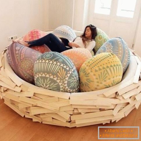 Udobna postelja v obliki gnezda