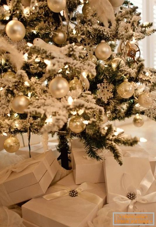 Božična drevesa v bele dekoracije