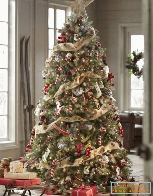 Božično-drevo-z-ljubko-dekoracije