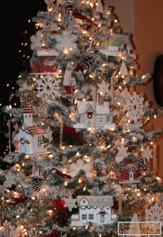 Božično drevo z igračami