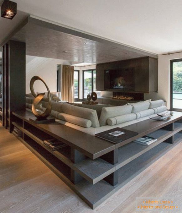 Eleganten dizajn velike dnevne sobe s policami