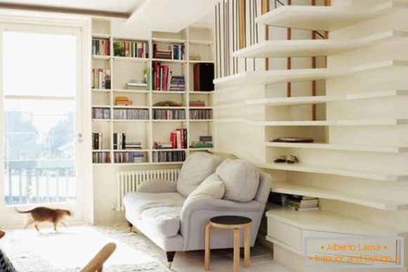Elegantne knjižne police v dnevni sobi zasebne hiše