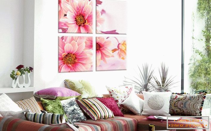 Vse pogosteje se lastniki stanovanj odločijo za notranjo zasnovo slike s cvetnim tiskom. Nežno roza cvetni lističi naredijo vzdušje v sobi romantično in enostavno. 