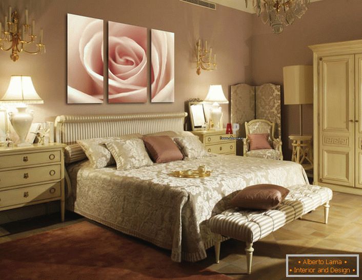 Utrip bledo roza rose na modularnih slikah dopolnjuje razkošno notranjost spalnice v slogu Art Deco.