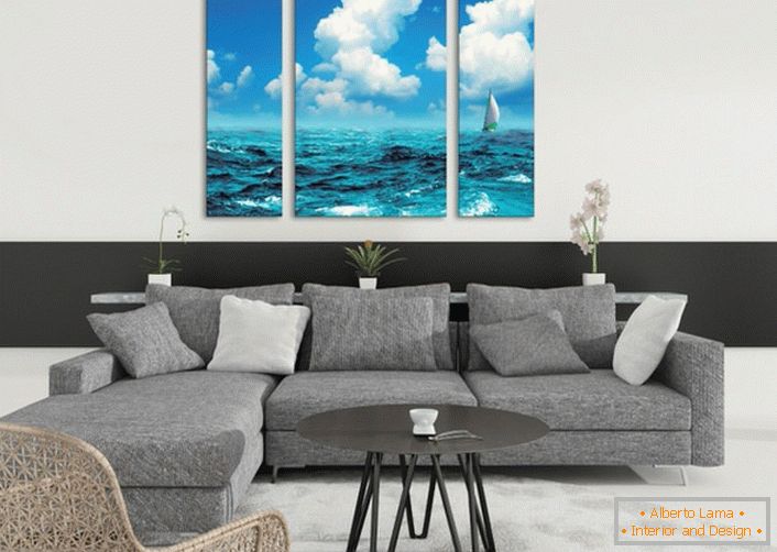 Modularne slike z morsko podobo v poletnem času olajšajo razmere v dnevni sobi. 
