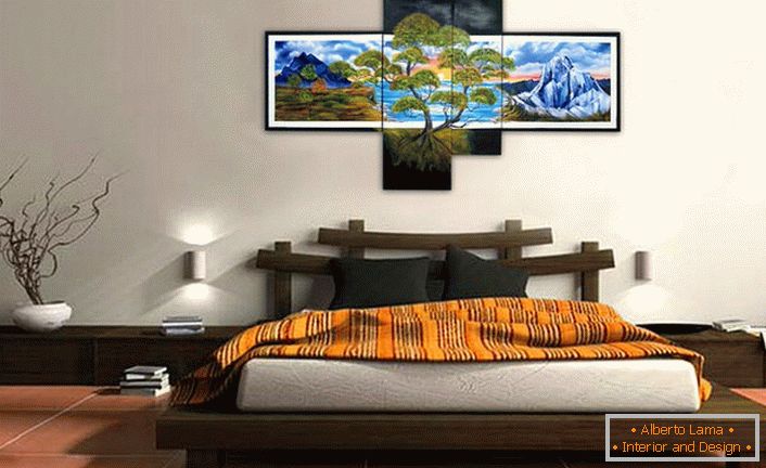 Spalnica v orientalskem slogu je okrašena z modularnimi slikami, ki tehtajo na glavi postelje.