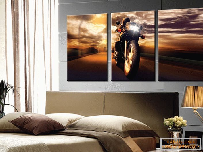 Spalnica mladega diplomanta je okrašena z modularnim slikarstvom, na katerem je prikazan motociklist.