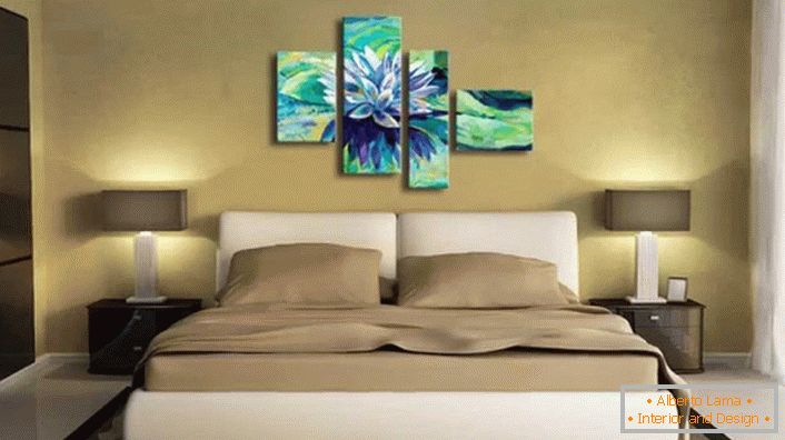 Modularna slika brez okvirjev - zanimiva rešitev za spalnico v sodobnem slogu. Nasičene modro-zelene odtenke slike naredijo ozračje bolj živo in elegantno.