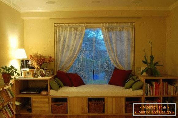 Kavč s policami ob oknu