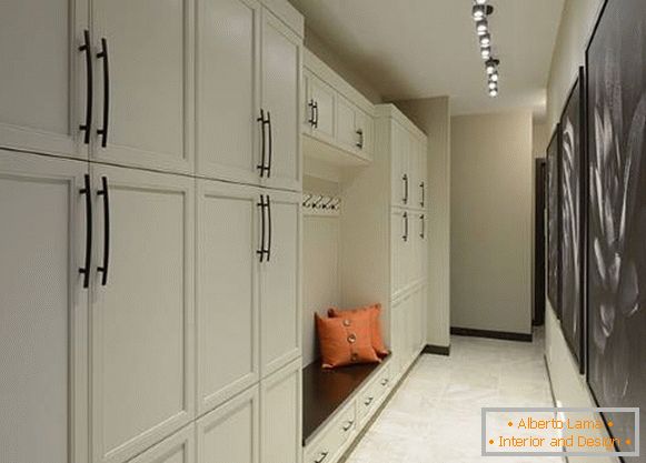 Moderne ideje za hodnik - belo vgrajeno pohištvo
