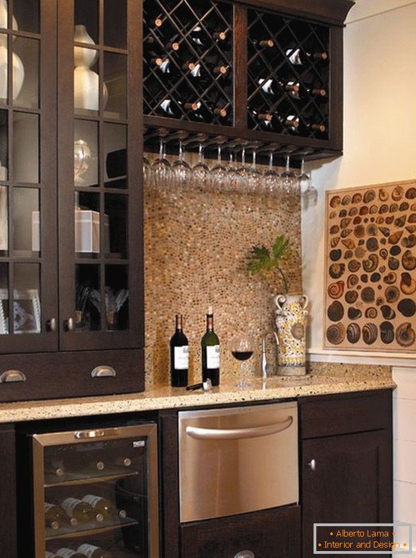 Vgrajene omare za shranjevanje vina v kuhinji