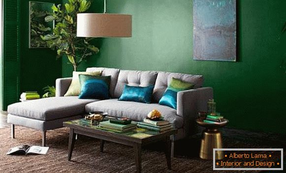 Temno zelena ozadja za stene in lahka kavča