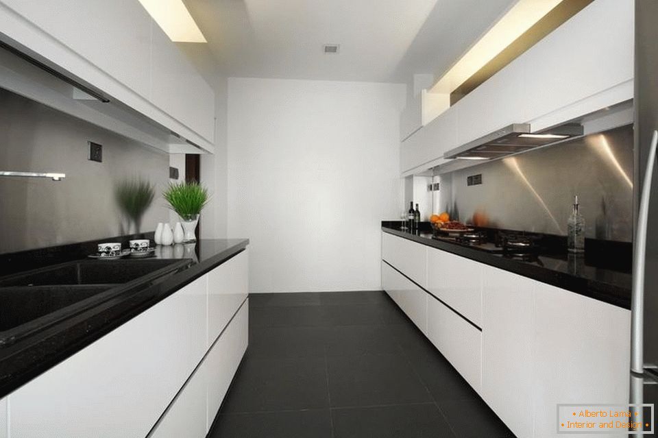Ozko in dolga bela kuhinja s črnim podom