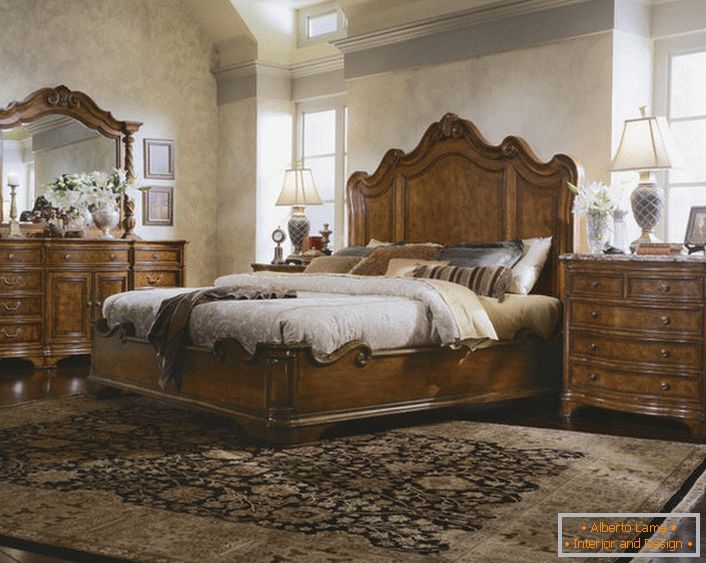 Idealno za družinsko spalnico v angleškem slogu. Klasika in romantika sta harmonična kombinacija za dom.