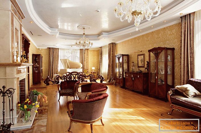 Primer pravilno izbranega pohištva za dnevno sobo v angleškem slogu. Gladke linije, svetla, kontrastna oblazinjenja, izrezljane lesene noge - značilnosti plemenitega angleškega sloga.