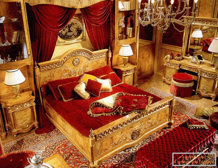 Luksuzna spalnica v baročnem slogu v mestnem stanovanju na zahodu Italije.