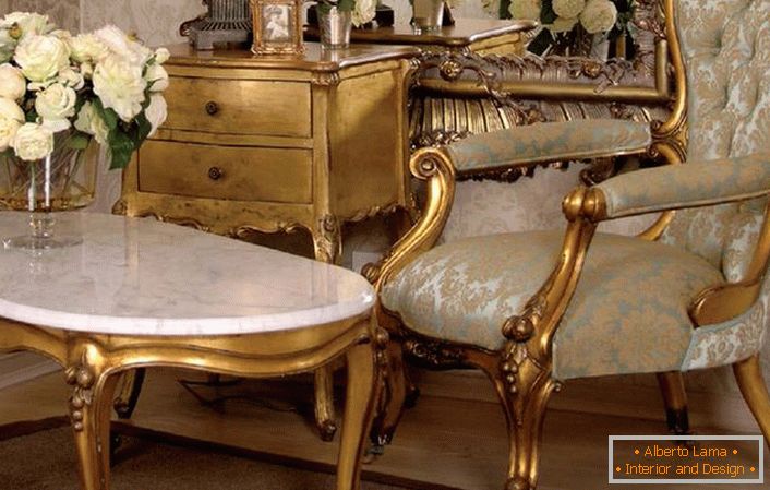 Leseno pohištvo s temno pozlačeno v baročnem slogu. Odlična rešitev za dnevno sobo v hiši mlade dame.