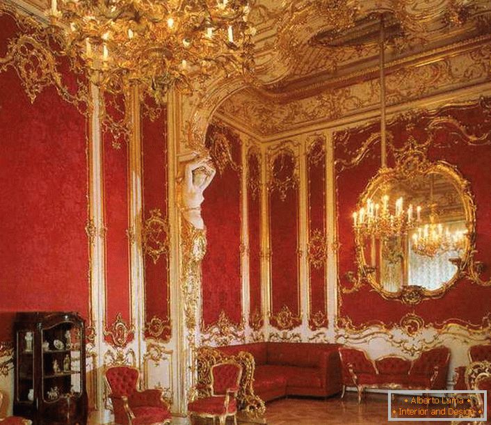 Dnevna soba v hiši je pravilno okrašena z rdečim pohištvom. Plemenito rdeče je popolnoma združeno z zlatimi elementi.