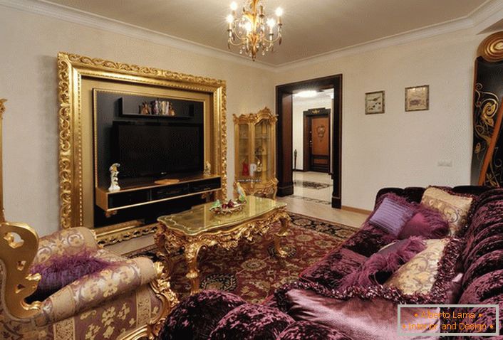 Gostinska soba v baročnem slogu z ustrezno izbranim pohištvom.