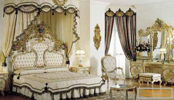 V središču kompozicije je postelja s štirimi plakati. V skladu s stilom baročnega prostora v sobi je masivna mizica z zlato obarvanostjo.