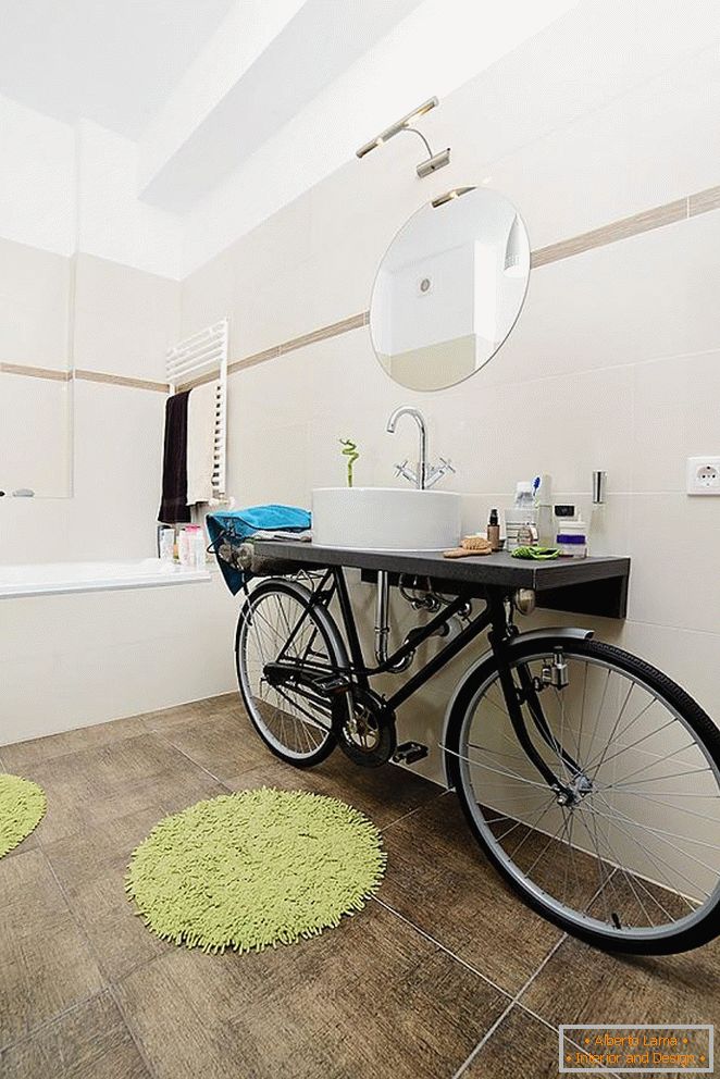 Nenavaden umivalnik na kolesu v kopalnici