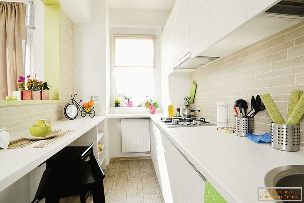 Dolga bela kuhinja s svetlo zelenimi poudarki