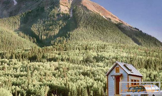 Mikro-hiša ob vznožju gore