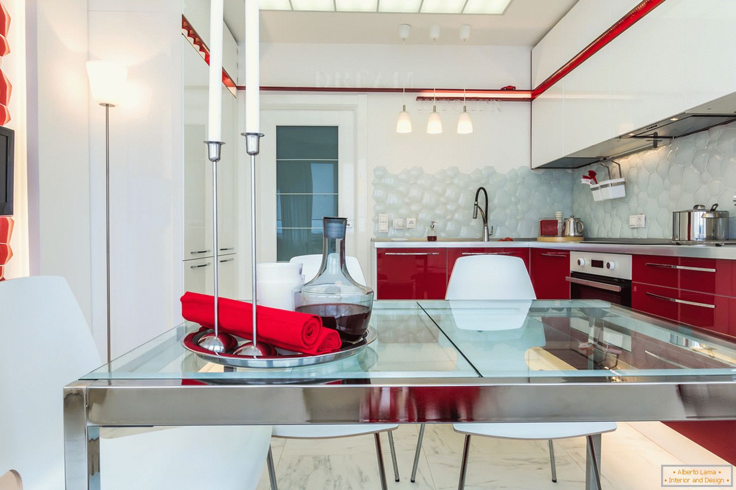 Chic notranja kuhinja v beli in rdeči barvi