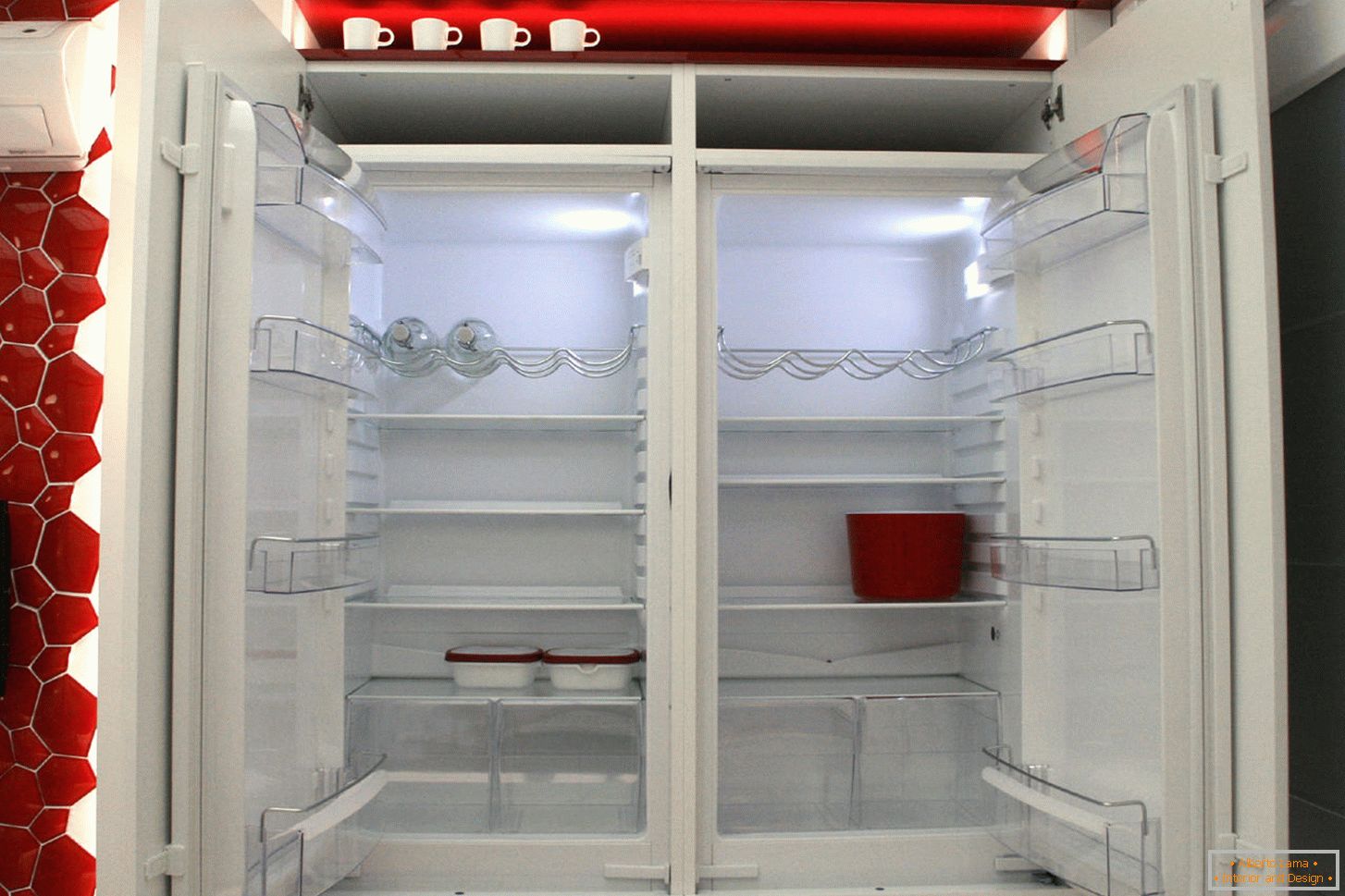 Sodoben hladilnik v notranjosti kuhinje