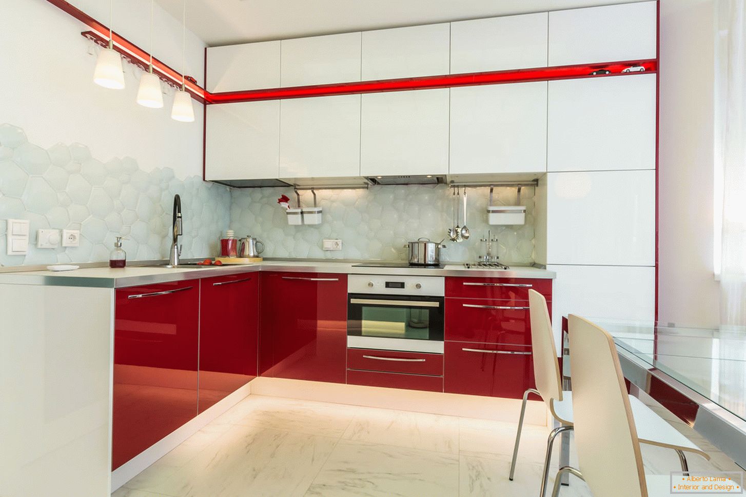 Chic notranja kuhinja v beli in rdeči barvi